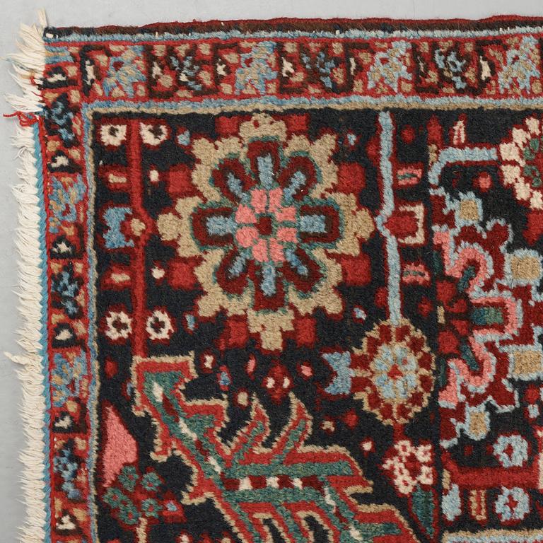 A CARPET, a semi-antique Heriz/Gorovan, ca 441,5 x 356,5 cm.