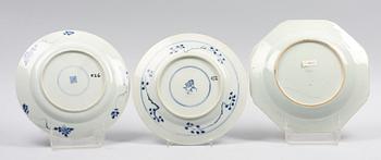 TALLRIKAR SAMT FAT, 5 delar, porslin, Qianlong, Kina, 1700-tal.