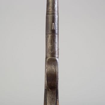 FLINTLÅSPISTOLER, 1 par, brittiska, av Queen Anne-typ, signerade Barker, 1700-talets andra hälft.