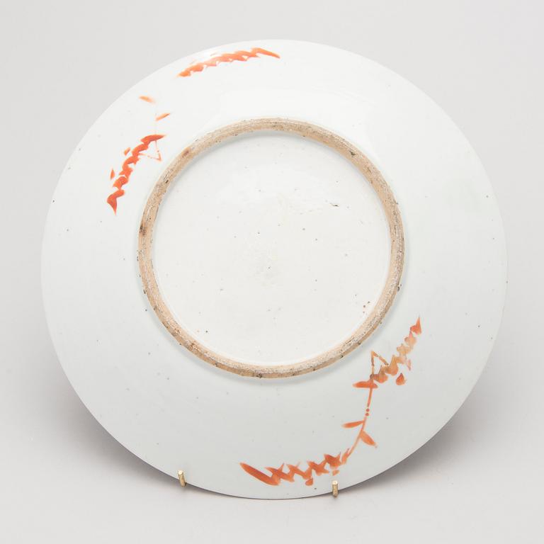 A Chinese porcelain dish from the latter half of the 19th century.