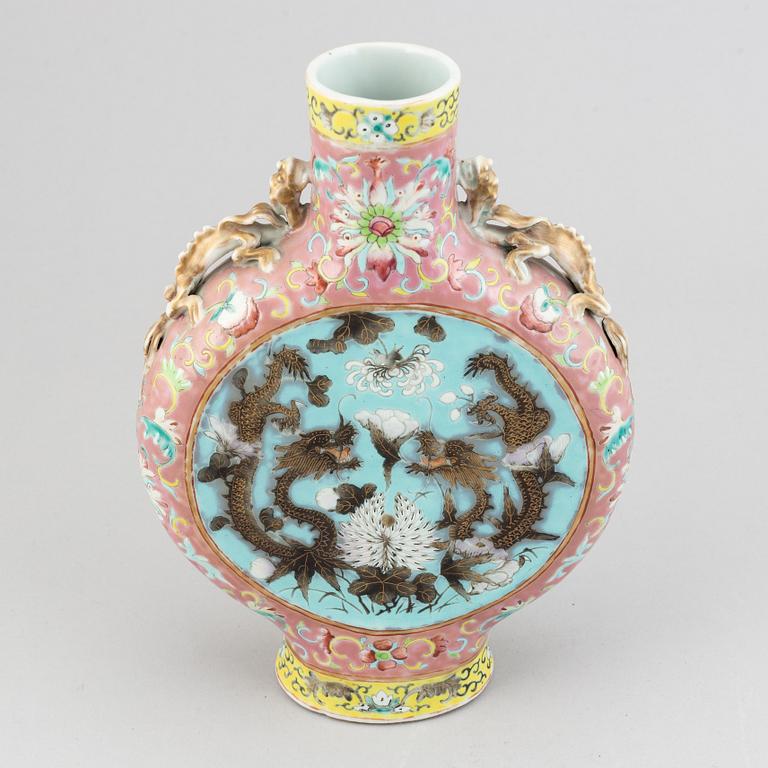 A famille rose moon flask with dragons, Qing dynasty, 19th Century.