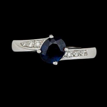RING, 18K vitguld, diamanter och blå safir. Total vikt ca 4,4 g.