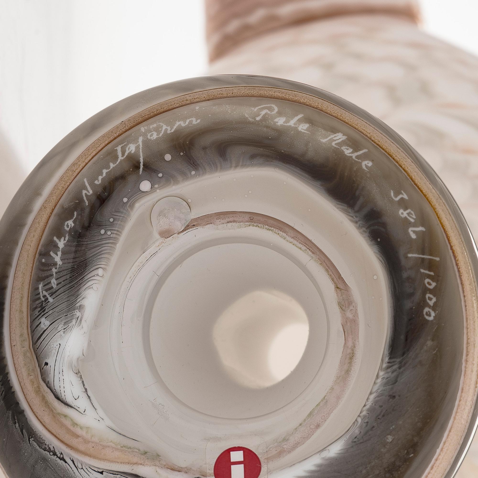 Oiva Toikka, A glass bird 'Pale (Male)', signed O. Toikka Nuutajärvi Pale Male 386/1000.