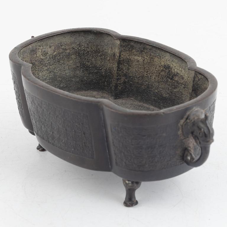 A bronze incense burner, China, Qingdynasty, 19th century.