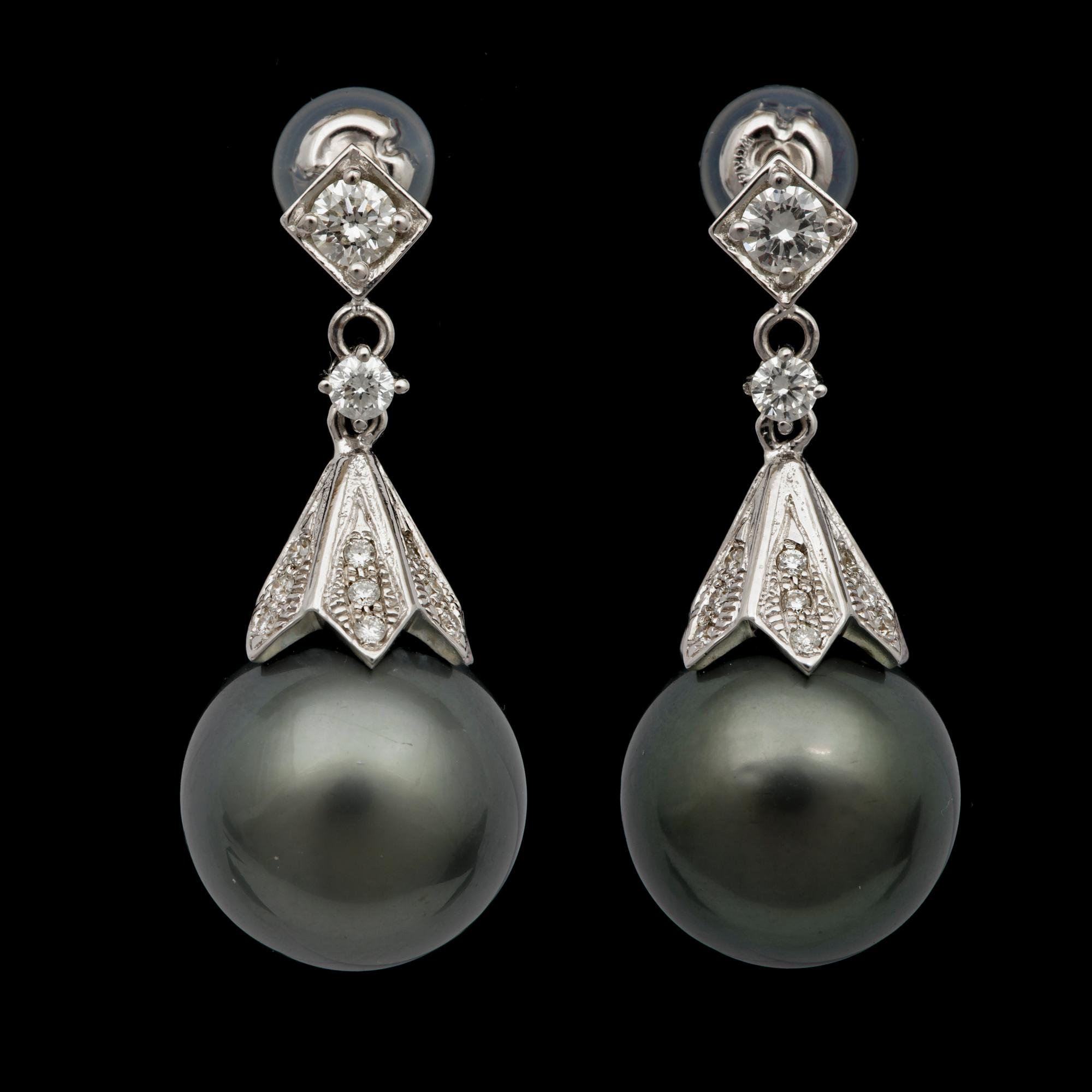 ÖRHÄNGEN, odlade Tahitipärlor, 13,3 mm, med briljantslipade diamanter.
