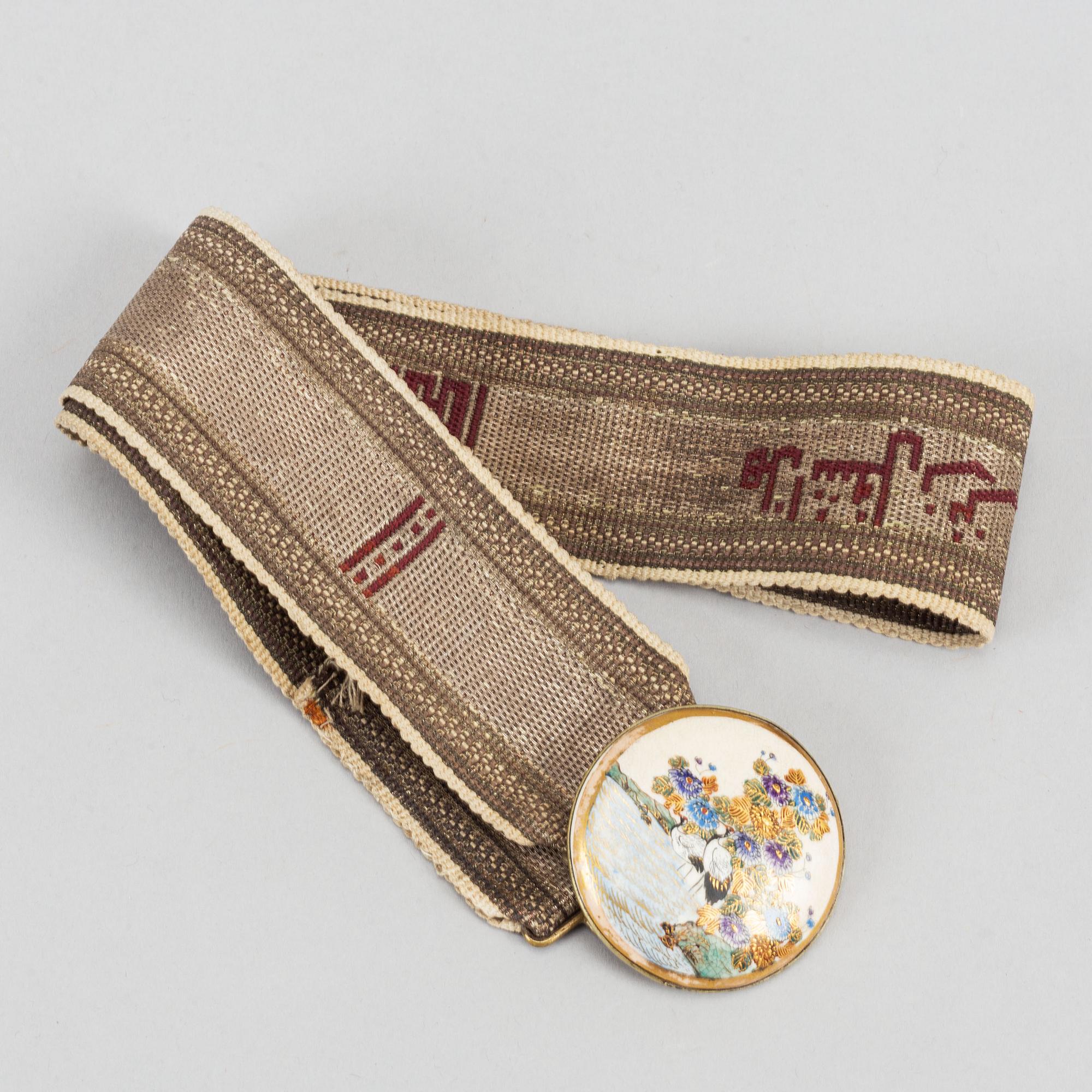 A Japanese satsuma belt buckle, Meiji period (1868-1912).