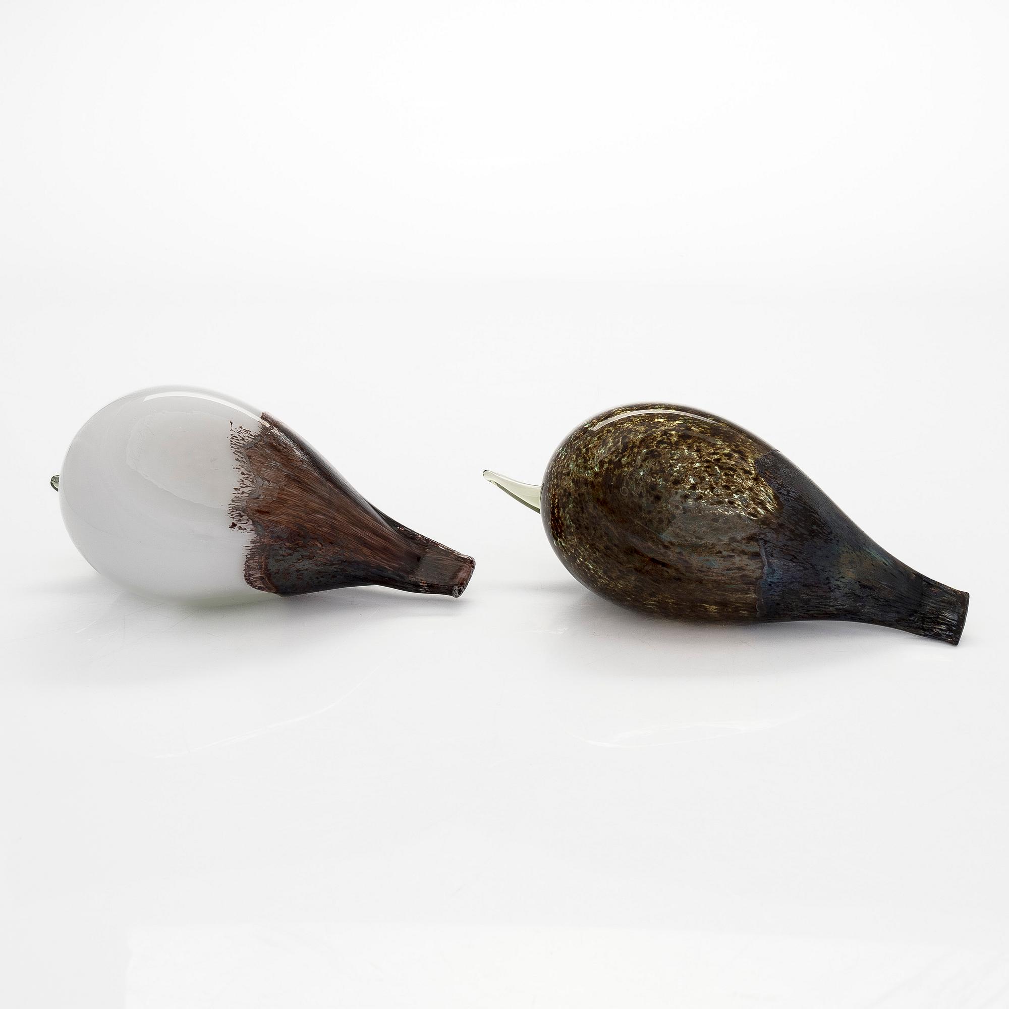 Oiva Toikka, two "Black Male and Female Eider" glass birds, signed O. Toikka Nuutajärvi.