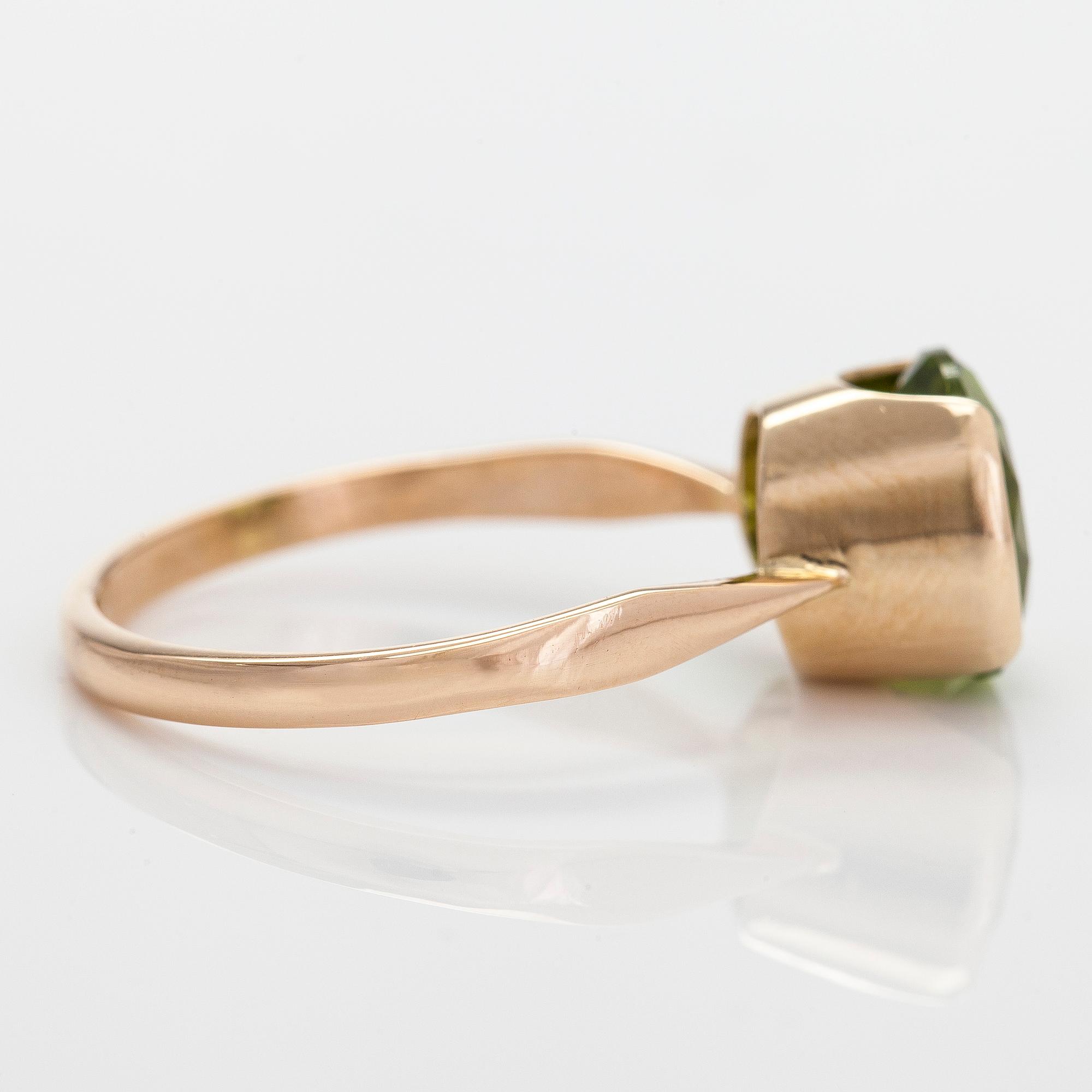 A 14K gold ring with peridot. Finnish hallmarks.