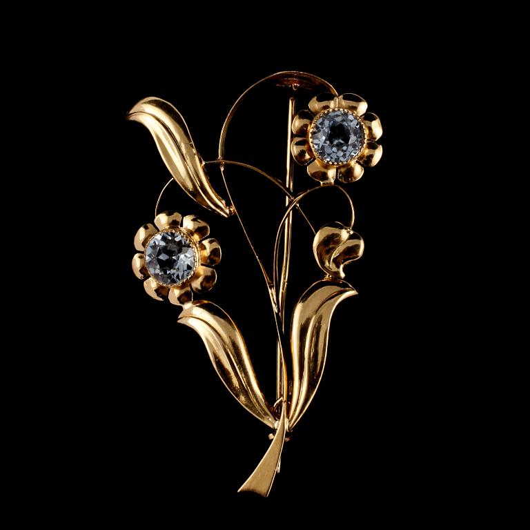 BROSCH, 18k guld med fasettslipade syntetiska spineller, Oskar Waleby, Stockholm, 1945. Vikt 7 g.