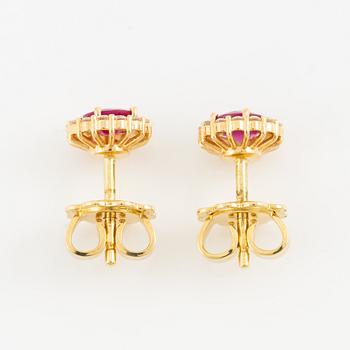 Örhängen 18K guld med rubiner och briljantslipade diamanter.