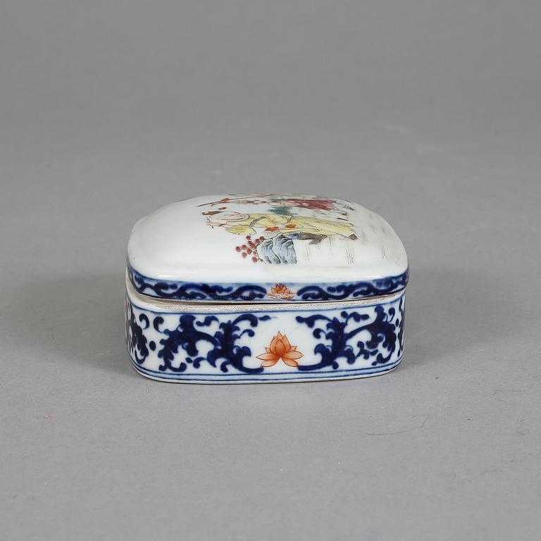 ASK med LOCK, porslin. Kina, 1900-tal.