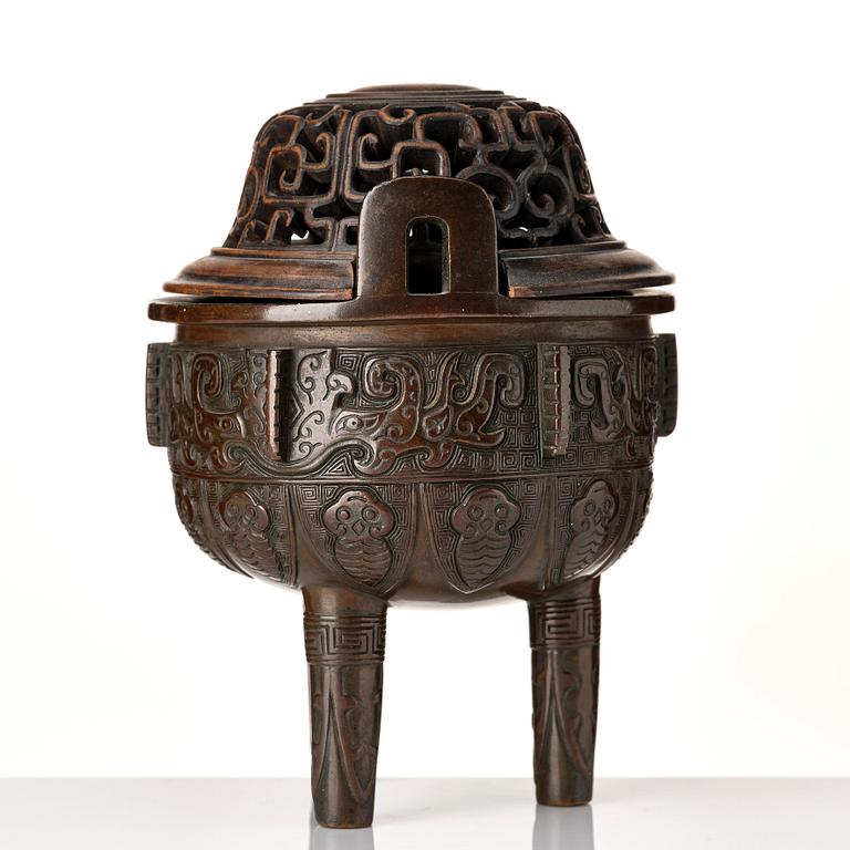 A bronze censer, late Qing dynasty.