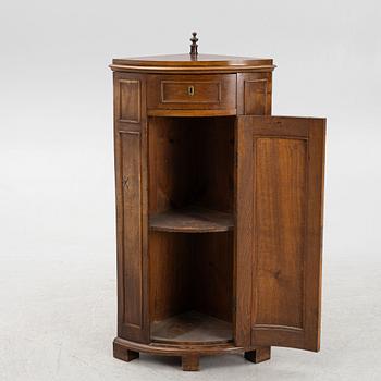 A corner cabinet, 19th century.