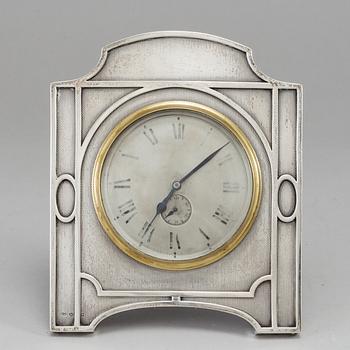 CHARLES & RICHARD COMYNS, a silver table clock from London, England, 1903.