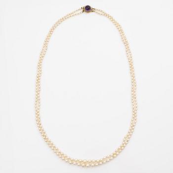 Pärlcollier, dubbelradigt med doserade odlade pärlor, lås Stigbert 18K guld med cabochonslipad ametist.