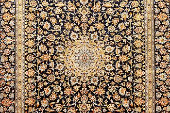 A Kashan carpet, a. 405 x 290 cm.