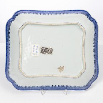 A Chinese blue and white porcelain tureen with cover and a serving dish, Qing dynasty, Qianlong and Jiaqing.