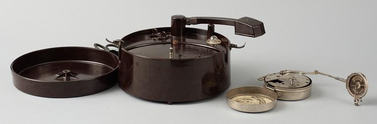 GRAMMOFONER, 2 st, bla. Philips, 1920 samt 1950-tal.