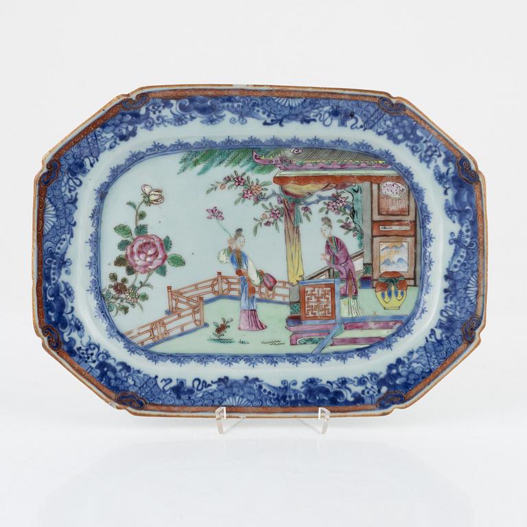 A Chinese blue and white and famille rose porcelain serving dish, Qing dynasty, Qianlong (1736-95).