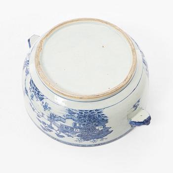 A large blue and white tureen, Qing dynasty, Qianlong (1736-95).