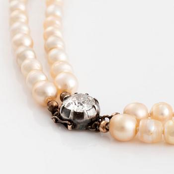 Kunglig gåvocollier, naturliga pärlor med diamantlås.
