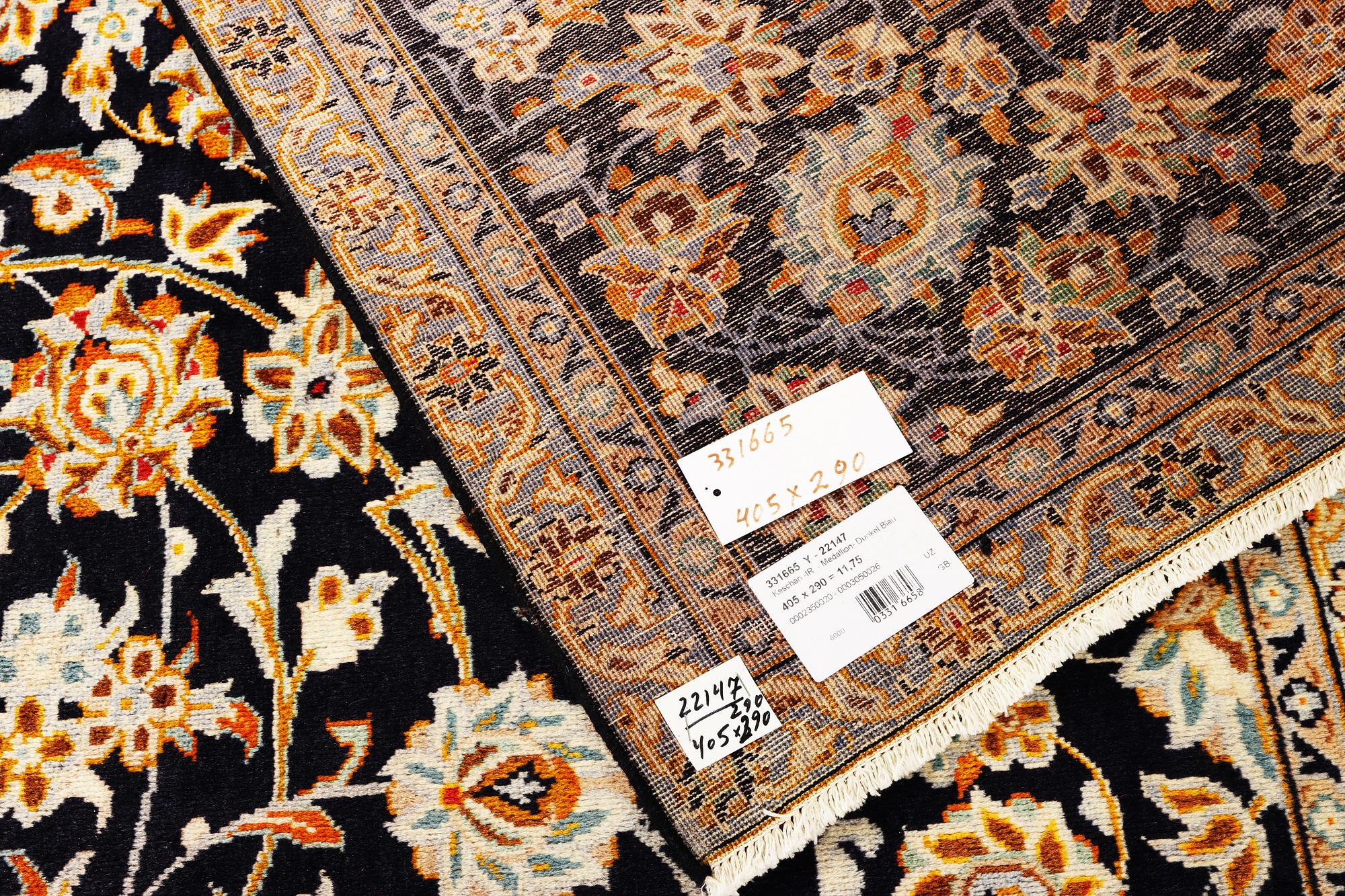 A Kashan carpet, a. 405 x 290 cm.