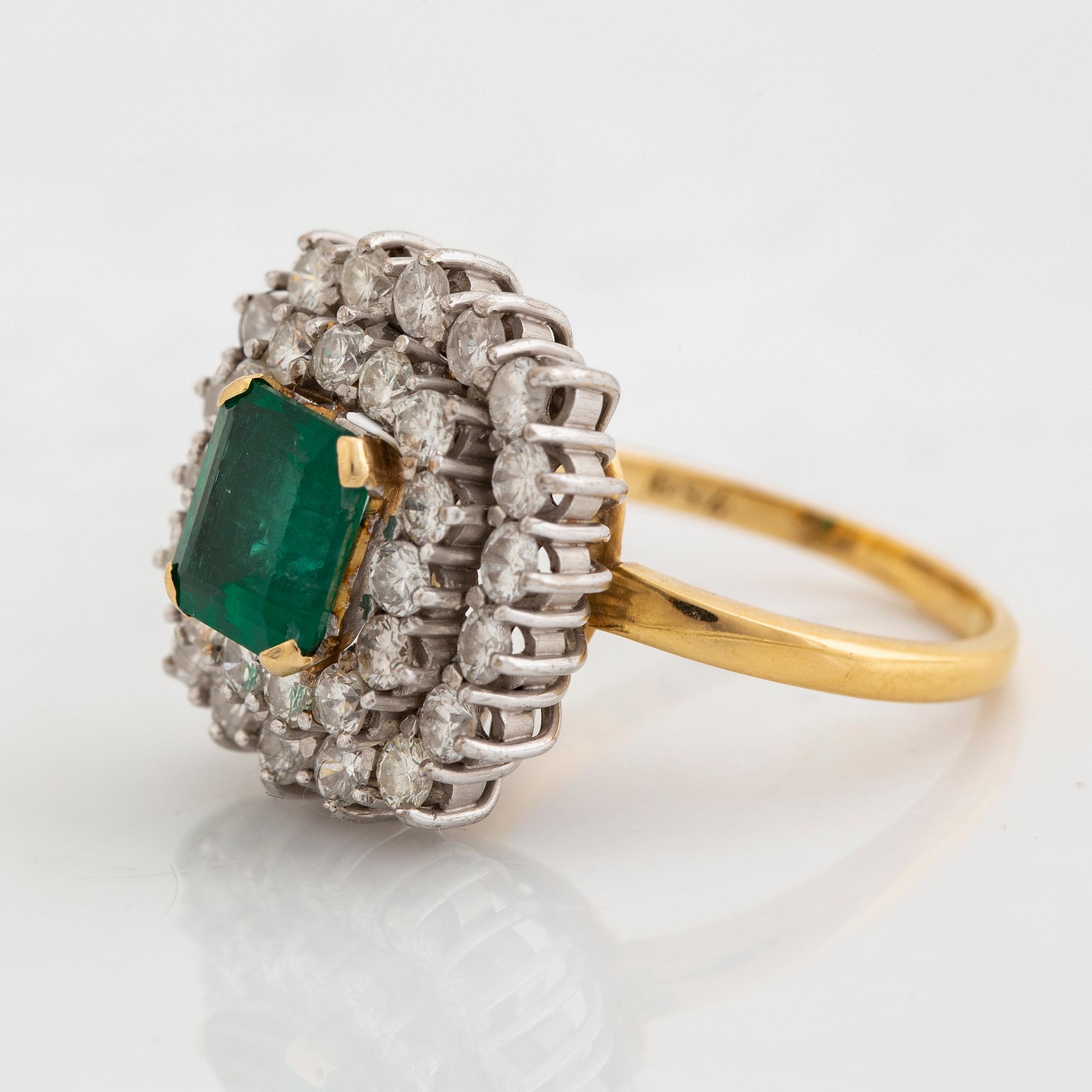 Ring, 18K guld, smaragdslipad smaragd ca 2 ct, med 32 briljantslipade diamanter totalt ca 2 ct.