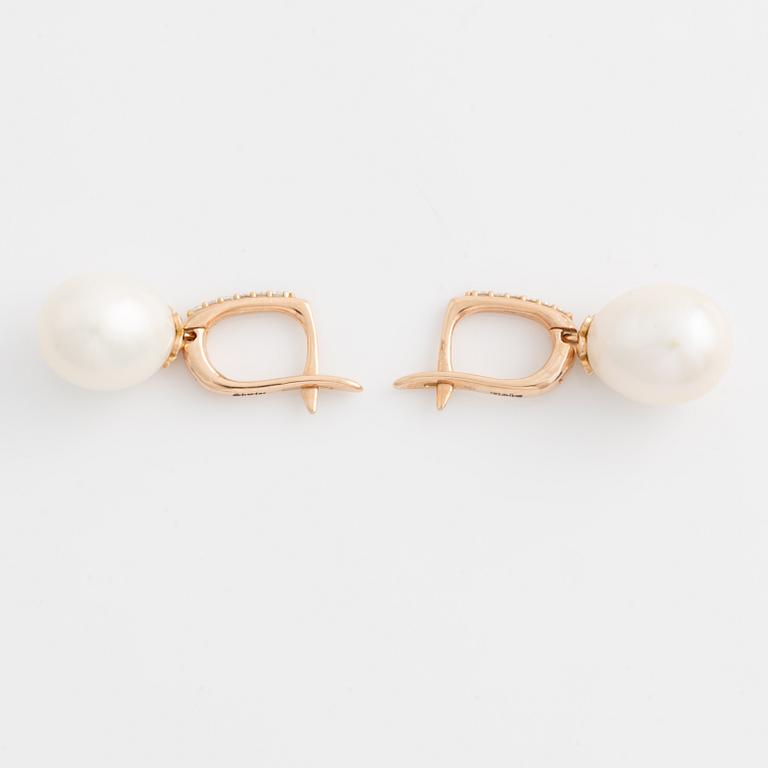 Örhängen med droppformade sötvattenspärlor och briljantslipade diamanter.