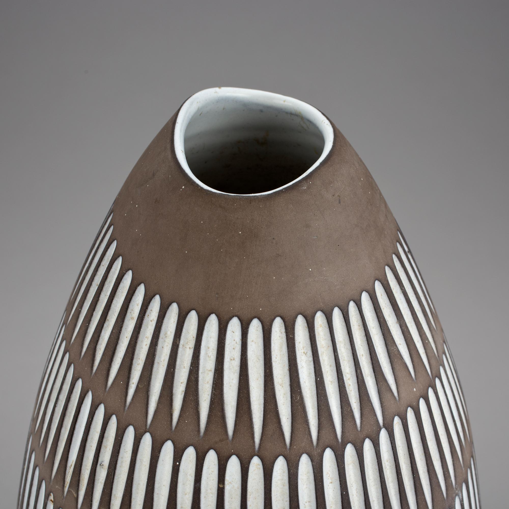 GOLVVAS, lergords, "Negro", Ingrid Atterberg, Upsala Ekeby. I produktion 1953-1958.