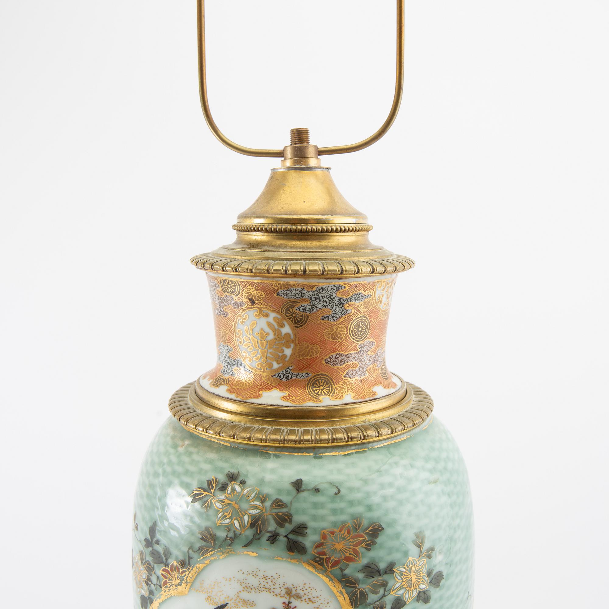 Bordslampa troligen Japan tidigt 1900-tal porslin och metall.