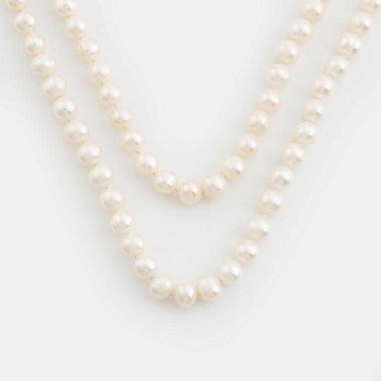 Necklace, longer model, with cultured pearls.