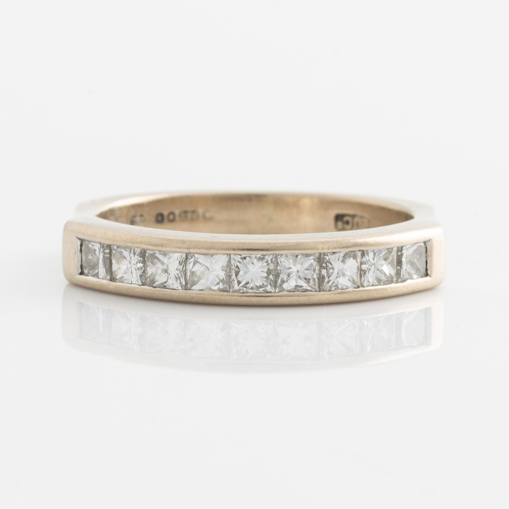 Ring, guld med nio prinsesslipade diamanter.