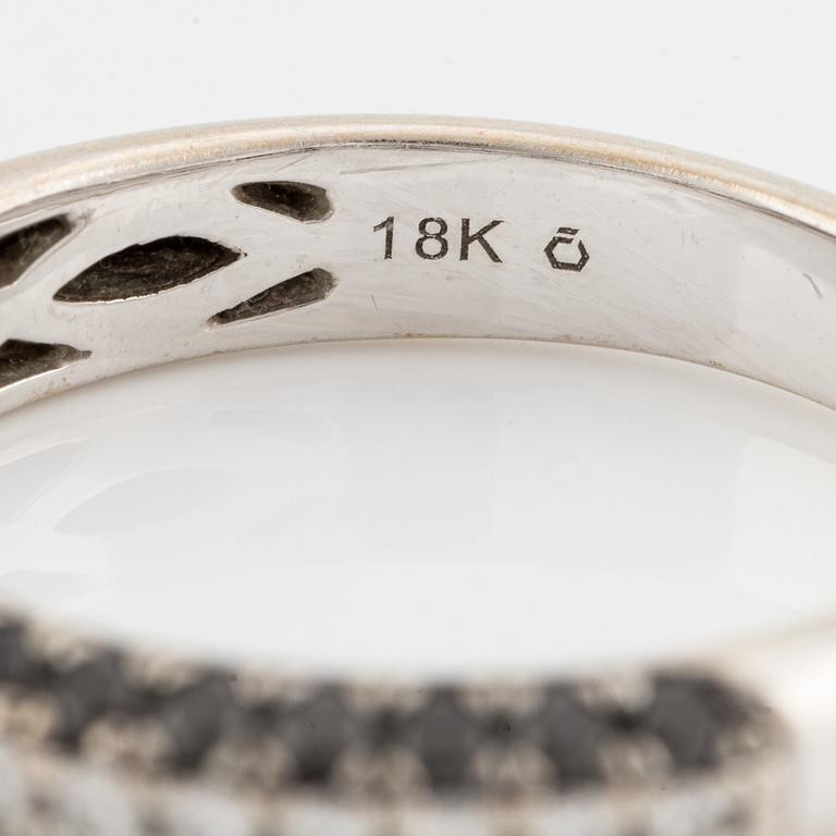 Ring, 18K vitguld med svarta och vita briljantslipade diamanter.