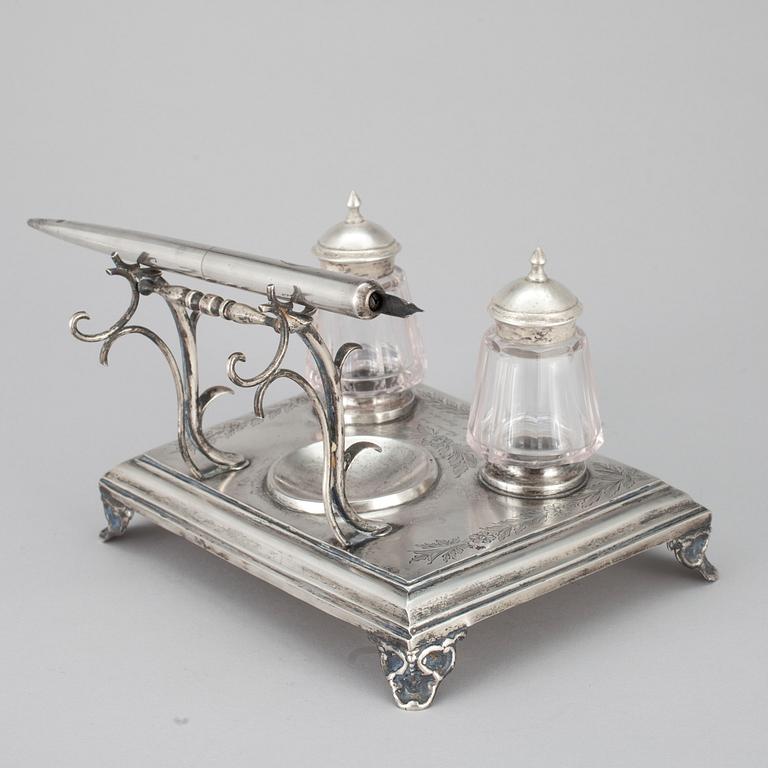 SKRIVBORDSSTÄLL, silver, Johan Alfred Appelgren, Åbo 1901, bläckpenna, silver 1931. Vikt tot. 340 g.