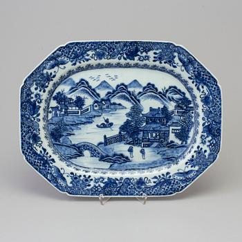 A blue and white serving dish, Qing dynasty, Qianlong (1736-95).