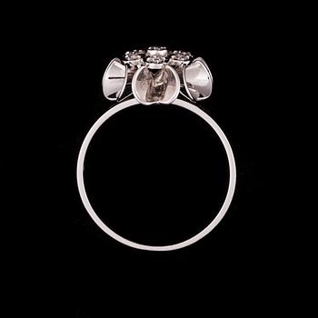 RING, 18K vitguld, 7 st 8/8-slipade diamanter tot. ca 0,05 ct. Elis Kauppi, Kupittaan Kulta 1980. Vikt 4 g.
