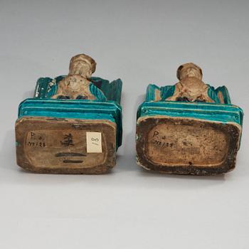 FIGURINER, två stycken, keramik. Ming dynastin, 1600-tal.