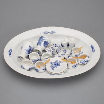 SERVISDELAR, ca160+8 delar, porslin, "Blå blomst", Royal Copenhagen, 1900-tal.
