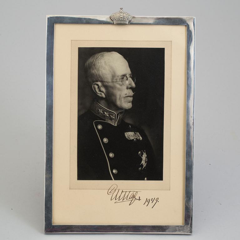 A signed photograph of King Gustav V of Sweden, dated 1949, in silver frame.