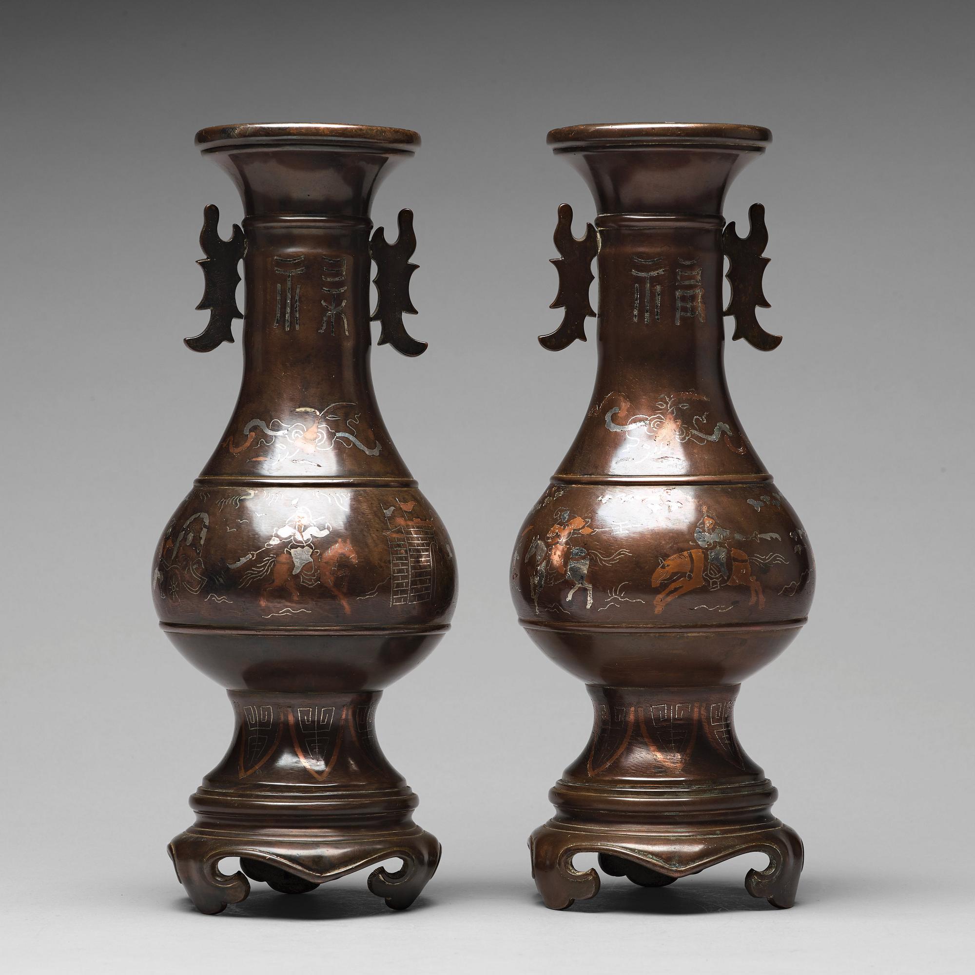 VASER, ett par, brons. Qing dynastin (1664-1912).