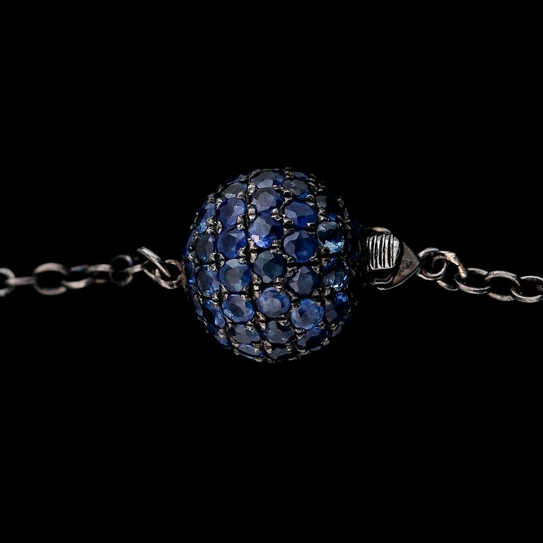 COLLIER, 14K rhodierat guld/svärtat silver, blå safirer samt grönblå kalcedoner.