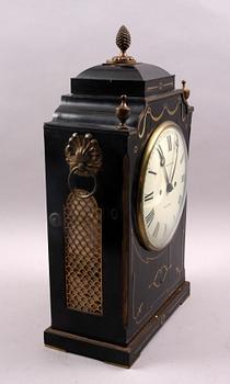 BORDSPENDYL, märkt James Upjohn, Brentford, 1800-talets mitt.