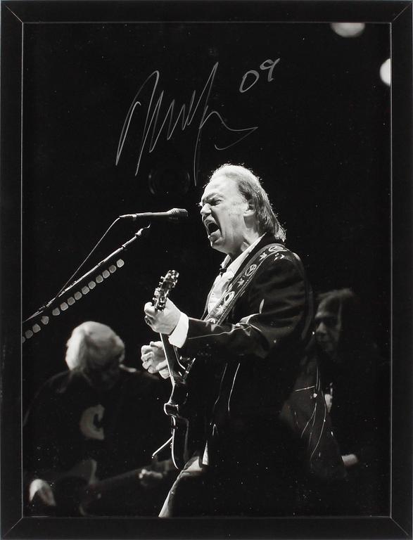 FOTOGRAFI, "Neil Young", av Micke Sandström. Säljes till förmån för Hjärt-Lungfonden.