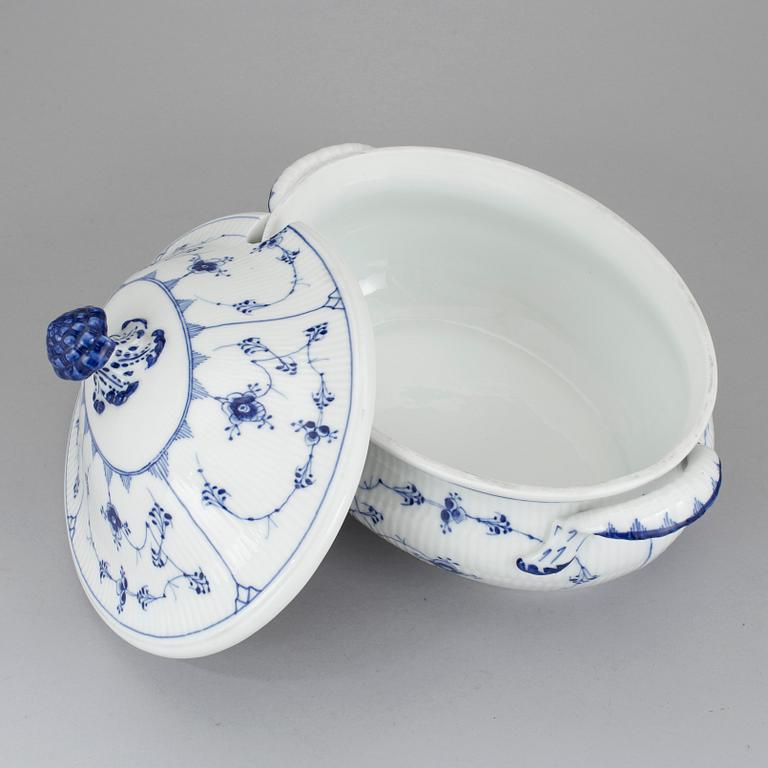 SOPPTERRIN I PORSLIN, "Musselmalet" Royal Copenhagen.