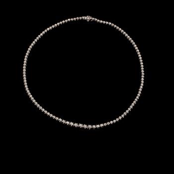 COLLIER, 18k vitguld med 119 briljantslipade diamanter, totalt 5.00 ct. Vikt 19 g.
