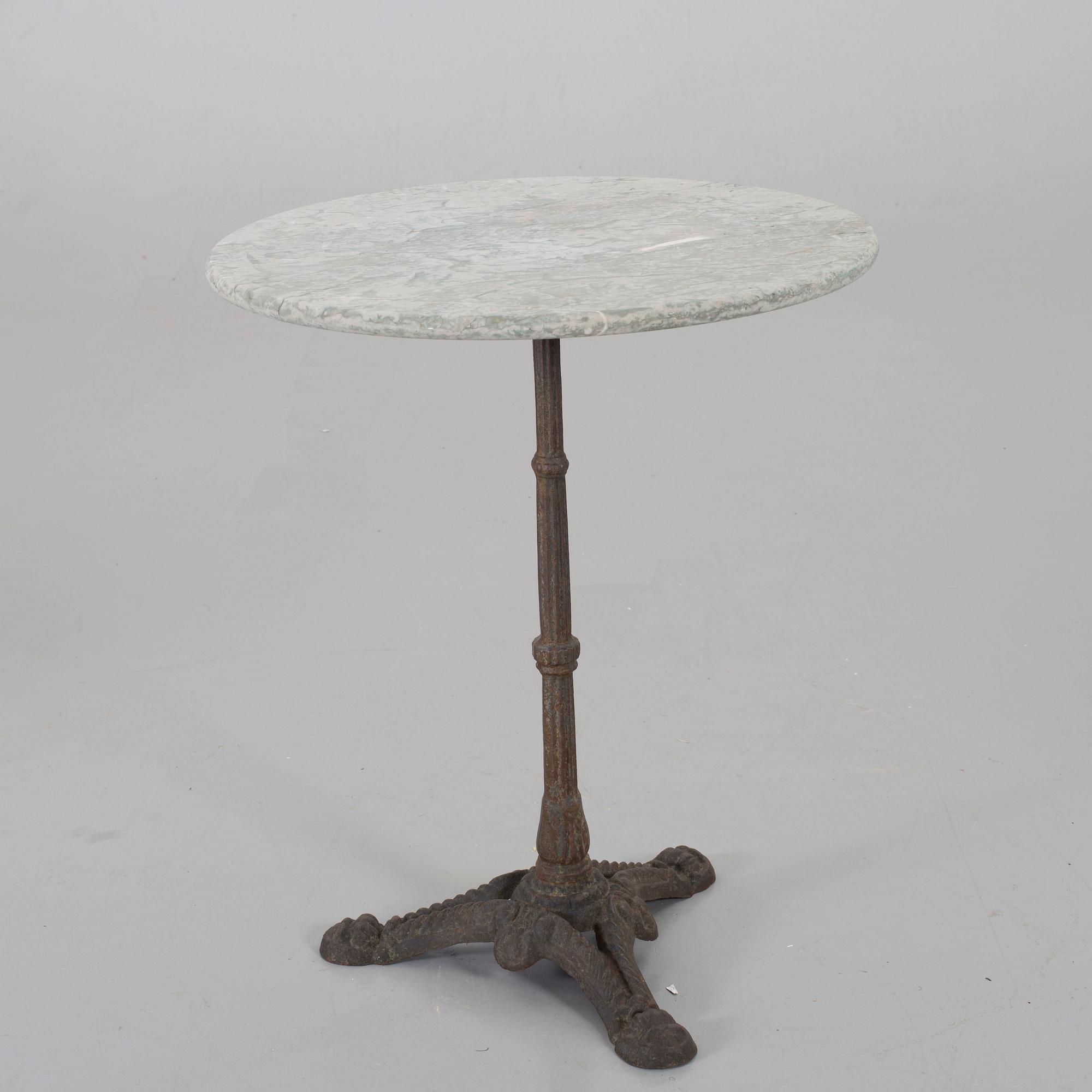 A SET OF GRADEN ARMCHAIRS AND A TABLE. 20TH CENTURY.