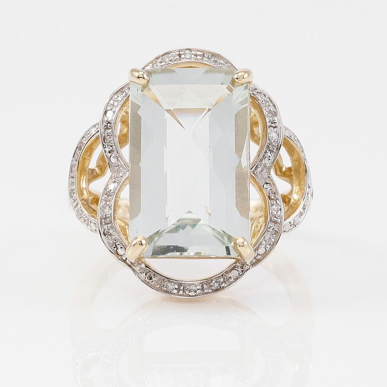 RING, 10K guld, mindre diamanter och grön kvarts.