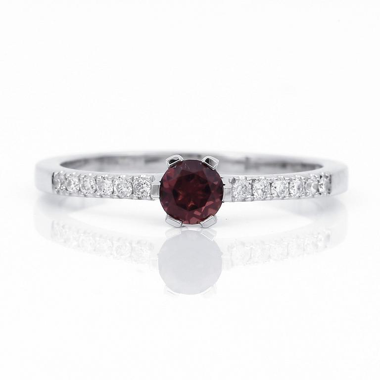 RING, 14K vitguld med turmalin 0,29 ct och briljantslipade diamanter tot ca 0,11 ct. Vikt 2,20 gram.