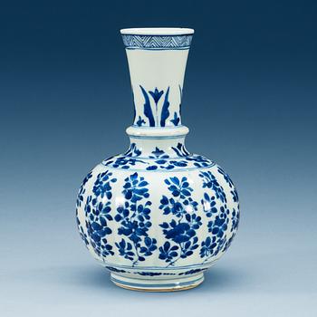 1701. A blue and white vase, Qing dynasty, Kangxi (1662-1722).