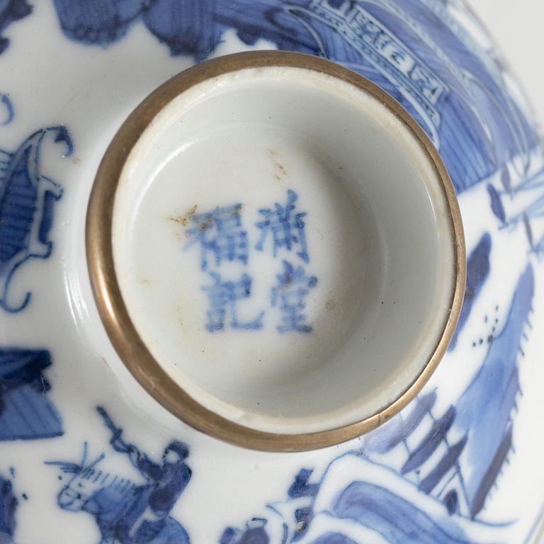 A group of five pieces of blue and white Chinese porcelain, Qing dynasty, 19th Century.